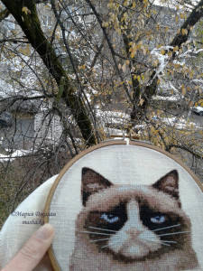 Grumpy Cat (в кармашке на рубашке, вышивка)