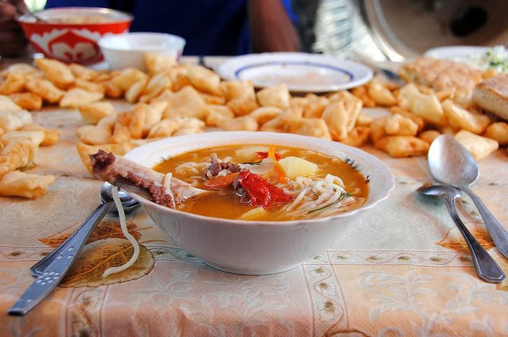 Киргизы блюда. Национальные блюда Кыргызстана. Традиционные киргизские блюда. Блюда Киргизской кухни. Традиционные блюда кыргызов.