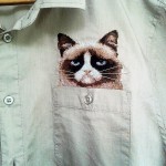 Вышивка кот в кармане на рубашке